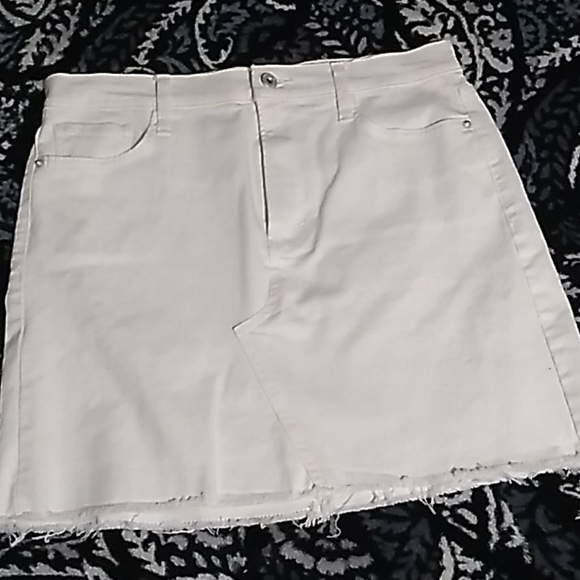 White jean skirt - Picture 1 of 3